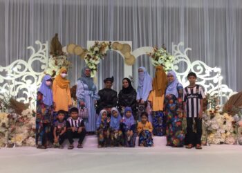SAFAWI Rasid dan Syifa Melvin bergambar bersama ahli keluarga pada majlis persandingan mereka di Dungun, Terengganu,  hari ini. -  UTUSAN/TENGKU DANISH BAHRI TENGKU YUSOFF
