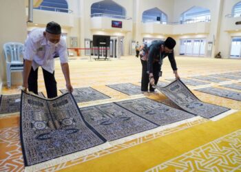 WALAUPUN dibenarkan solat berjemaah dengan cara merapatkan saf di Johor, setiap jemaah yang hadir digalakkan membawa sejadah sendiri.