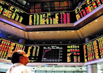 PELABUR melihat  turun naik pasaran saham di Bursa Malaysia. - GAMBAR HIASAN