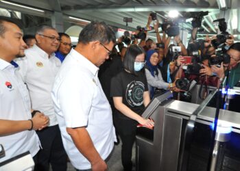 SAIFUDDIN Nasution Ismail melihat proses pemeriksaan mesin pengimbas Malaysia Clearance Automated System (MACS 2.0) di Bangunan Sultan Iskandar, Johor Bahru, semalam. - UTUSAN/RAJA JAAFAR ALI