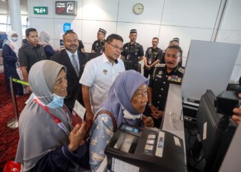 SAIFUDDIN Nasution Ismail ketika mengadakan lawatan ke kaunter khas jemaah haji di KLIA Terminal 1. - UTUSAN/FAISOL MUSTAFA