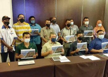 SAIFUDDIN Abdullah (dua depan, dari kiri)bersama peserta wakil-wakil komuniti parlimen Indera Mahkota di Kuantan, Pahang. - UTUSAN/DIANA SURYA ABD WAHAB