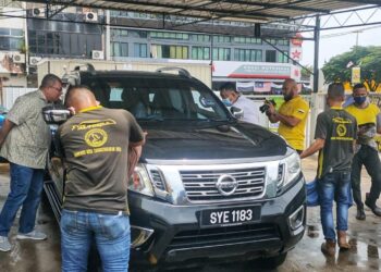 SAIFUDDIN Abdullah (dua dari kiri) melawat dan meninjau pusat cuci  kereta LYC Auto Spa di Kuantan,  Pahang yang menawarkan peluang pekerja kepada bekas penagih dan banduan.  -  UTUSAN/ DIANA SURYA ABD WAHAB