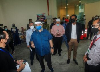 SAIFUDDIN Abdullah (tiga kiri) bersama Adham Baba (dua kiri) dan Khairy Jamaluddin (dua kanan) beramah mesra dengan pengamal media yang menerima vaksin ketika tinjauan kumpulan pertama pengamal media yang menerima pemberian vaksin Covid-19 di Pusat Pemberian Vaksin Dewan Seri Seroja, Putrajaya. -UTUSAN/FAISOL MUSTAFA