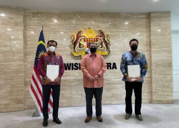 AHMAD Idham Ahmad Nadzri (kiri) dilantik sebagai Setiausaha Kebudayaan dan Eizlan Yusof (kanan) sebagai Perunding Kreatif kepada Saifuddin Abdullah (tengah). – IHSAN KEMENTERIAN LUAR NEGERI
