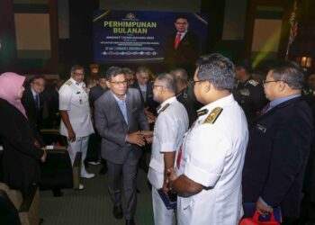 SAIFUDDIN Nasution Ismail beramah mesra dengan pegawai di bawah agensi KDN selepas Majlis Perhimpunan Bulanan dan Amanat Tahun Baharu 2023 di KDN, Putrajaya. - UTUSAN/FAISOL MUSTAFA