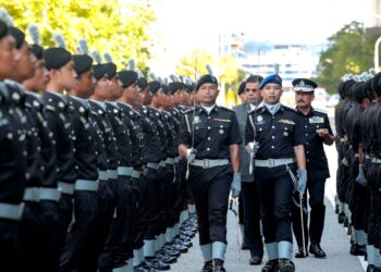 SAIFUDDIN Nasution Ismail diiringi Ketua Pengarah Imigresen, Datuk Ruslin Jusoh memeriksa perbarisan pada Majlis Anugerah Perkhidmatan Cemerlang 2022 di Jabatan Imigresen Putrajaya. - UTUSAN/FAISOL MUSTAFA