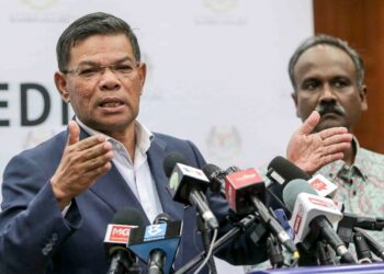 SAIFUDDIN Nasution Ismail bersama V Sivakumar dalam sidang akhbar selepas Mesyuarat Khas Jawatankuasa Bersama Antara Menteri Dalam Negeri dan Menteri Sumber Manusia Mengenai Pengurusan Pekerja Asing di Putrajaya. - UTUSAN/FAISOL MUSTAFA