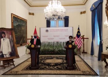 SAIFUDDIN Abdullah (kiri) pada sidang akhbar bersama Retno Marsudi di Gedung Pancasila, Jakarta, Indonesia, hari ini. – FOTO/WISMA PUTRA