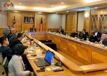 SAIFUDDIN Nasution Ismail ketika mesyuarat antara pengurusan tertinggi KDN dan JIM di Putrajaya. - GAMBAR IHSAN KDN
