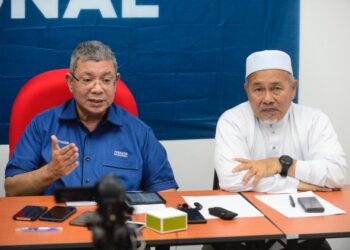 SAIFUDDIN Abdullah (kiri) dan Tuan Ibrahim Tuan Man (kanan) dalam sidang akhbar di Pejabat Sekretariat PN Pahang di Kuantan, Pahang. - FOTO/SHAIKH AHMAD RAZIF