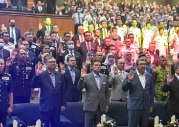 SAIFUDDIN Nasution Ismail ketika hadir pada Majlis Perhimpunan Bulanan dan Amanat Tahun Baharu 2023 di KDN Putrajaya. - UTUSAN/FAISOL MUSTAFA