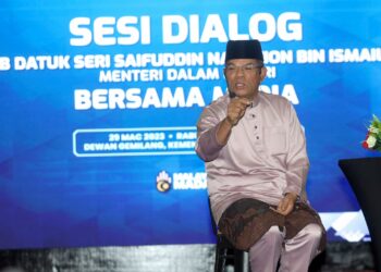 SAIFUDDIN Nasution Ismail ketika sesi dialog bersama media di Putrajaya. - UTUSAN/FAISOL MUSTAFA