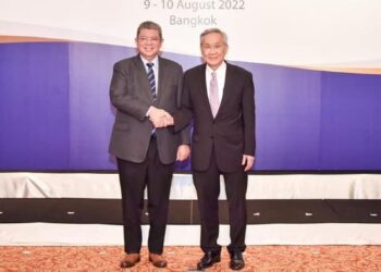 SAIFUDDIN Abdullah (kiri) bersama Don Pramudwinai selepas Mesyuarat Jawatankuasa Malaysia-Thailand di Bangkok, semalam - FOTO/IHSAN WISMA PUTRA