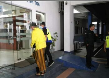 PENGASAS pusat perubatan terkenal ditangkap khalwat di Masjid Tanah, Alor Gajah, Melaka. - UTUSAN/DIYANATUL ATIQAH ZAKARYA