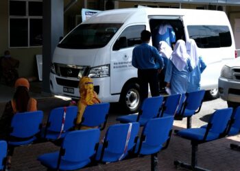 SEBAHAGIAN pelajar MRSM Kuala Klawang yang mendapat rawatan di Klinik Kesihatan Jelebu, Negeri Sembilan menaiki kenderaan untuk pulang ke sekolah tersebut selepas mengadu sakit perut sejak awal pagi tadi. - UTUSAN/BADRUL HAFIZAN MAT ISA