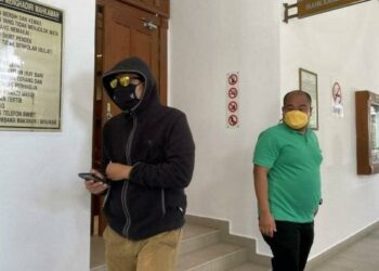 MOHAMAD Zarir Khozali (kiri) yang mengaku tidak bersalah menyalahgunakan wang bantuan membaiki rumah JKM keluar dari Mahkamah Sesyen Alor Setar hari ini. - FOTO/NUR ANATI JUHARI