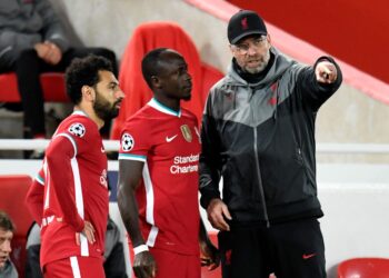 JURGEN Klopp mengakui kehilangan Mohamed Salah dan Sadio Mane dirasai Liverpool ketika diikat Arsenal dalam aksi separuh akhir pertama Piala Liga.-AFP