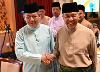 SALAHUDDIN Ayub bersalaman dengan Ahmad Zahid Hamidi pada Majlis Sambutan Rumah Terbuka Aidilfitri TPM di Sri Satria, Putrajaya. - UTUSAN/FAISOL MUSTAFA