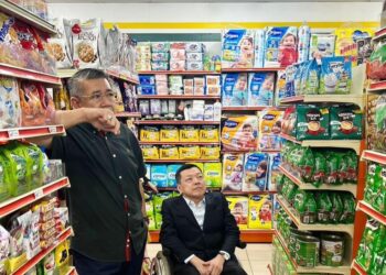 SALAHUDDIN Ayub membuat pertemuan dengan Ketua Pegawai Eksekutif 99 Speedmart, Lee Thiam Wah bagi membincangkan isu kos sara hidup di salah satu pasar raya itu,, semalam.