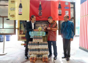 SALAHUDDIN Ayub menerima sumbangan barangan makanan asas daripada Ketua Pegawai Eksekutif Tamin Sdn Bhd, Abu Talib Abd Rahman (kiri) bagi membantu mangsa banjir yang terjejas di Putrajaya. - UTUSAN/FAISOL MUSTAFA