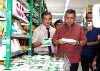 SALAHUDDIN Ayub (tengah) ketika melakukan tinjauan harga gula di sebuah pasaraya di Seri Manjung, Lumut hari ini. - UTUSAN/ZULFACHRI ZULKIFLI