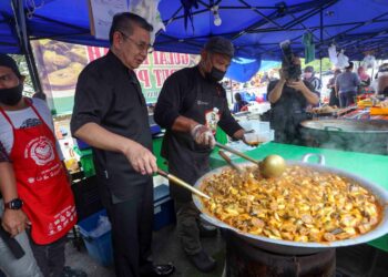 SALAHUDDIN Ayub ketika sesi turun padang selepas melancarkan Bazar Ramadan Rahmah (BRR) Peringkat Kebangsaan di Bazar Ramadan Rahmah Presint 14, Putrajaya. - UTUSAN/FAISOL MUSTAFA