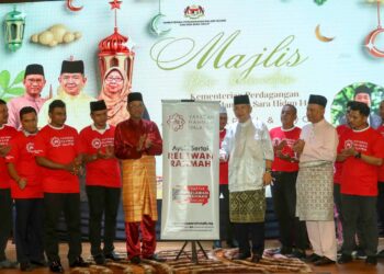 SALAHUDDIN Ayub melancarkan Yayasan Relawan Rahmah di KPDN Putrajaya. - UTUSAN/FAISOL MUSTAFA