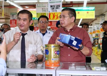 SALAHUDDIN Ayub (kanan) ketika melakukan tinjauan harga susu formula bayi dan kanak-kanak  di sebuah pasaraya di Seri Manjung, Lumut hari ini. - UTUSAN/ZULFACHRI ZULKIFLI