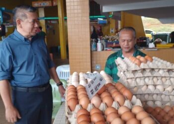 SALAHUDDIN Ayub membuat lawatan mengejut meninjau telur dan minyak masak sekitar Presint 8, Putrajaya.