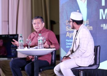 SALAHUDDIN Ayub (kiri) pada program Townhall Bersama Rakyat di UiTM Cawangan Perak di Seri Iskandar dekat Parit hari ini. - UTUSAN/MUHAMAD NAZREEN SYAH MUSTHAFA