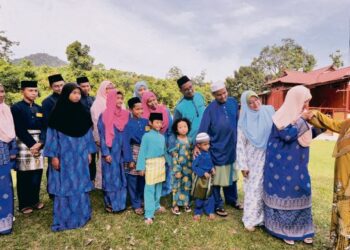 LARANGAN bersalaman sepanjang pandemik Covid-19 kini dibenarkan selepas protokol baharu diumumkan Khairy Jamaluddin berkuat kuasa 1 Mei ini. 