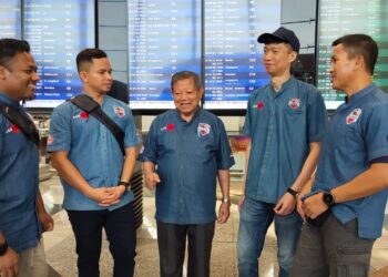 SALLEH Mohd. Noor (tengah) bersama barisan pendaki ME2023 termasuk Allahyarham Awang Askandar (kanan) dan Muhammad Hawari (dua dari kiri) sebelum berlepas ke Nepal pada 2 April lalu.