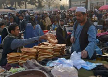 PENIAGA menjual roti di pasar Pul-e Khishti, Kabul.-AFP