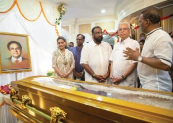 ISMAIL Sabri Yaakob memberi penghormatan terakhir kepada mendiang S. Samy Vellu di Taman Kaya, Kuala Lumpur, semalam. – utusan/AFIQ RAZALI