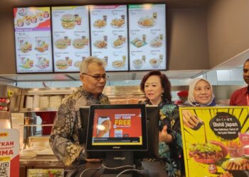 MOHD. REDZUAN Md. Yusof (kiri) mendengar penerangan daripada Pengasas dan Pengarah Urusan Marrybrown Sdn. Bhd., Datin Nancy Liew pada Majlis Perasmian Cawangan Baharu Marrybrown di Masjid Tanah, Melaka. - UTUSAN/MUHAMMAD SHAHIZAM TAZALI 