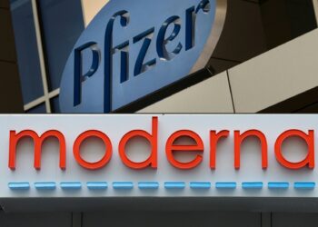 BANGUNAN syarikat farmaseutikal Pfizer dan ibu pejabat Moderna di Cambridge, Washington. -AFP