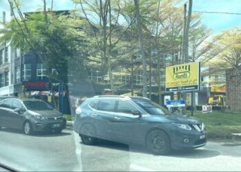 TANGKAP layar sebuah kereta yang dipercayai milik seorang wakil didakwa melanggar undang- undang jalan raya di sebuah lokasi di bandar Bentong di Bentong, Pahang. - FOTO/IHSAN LAMAN SOSIAL FACEBOOK