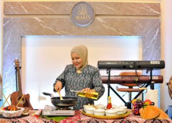 JAMALIAH Ismail menyediakan sambal nasi ayam di Mari's Buffet Cafe di Kuantan, Pahang.