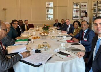 ZAMBRY Abd. Kadir (dua dari kanan) mengetuai deligasi Malaysia mengadakan mesyuarat Kumpulan Tindakan Menteri Komenwel (CMAG) di ibu kota England, Isnin lalu.