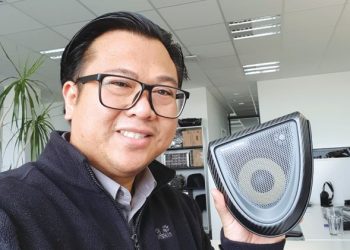 RUSLIN Tamsir menunjukkan pembesar suara tanpa skru berjenama Bowers & Wilkins 2-Way Kevlar hasil sentuhannya yang mendapat pengiktirafan McLaren Senna.