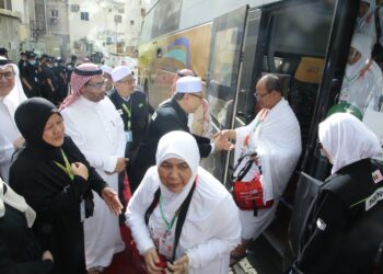 Syed Saleh Syed Abdul Rahman (tengah) menyantuni salah seorang jemaah Malaysia yang tiba di Mekah, baru-baru ini.