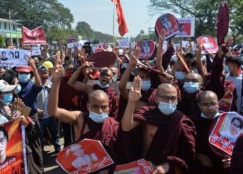 SAMI Buddha melakukan demonstrasi membantah rampasan kuasa junta tentera di Naypyidaw pada Februari tahun lalu. - AFP