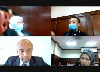 CHONG Yue Fatt (atas, kanan)  memberi keterangan dalam prosiding inkues kematian Nora Anne Quoirin di Mahkamah Koroner Seremban, Negeri Sembilan yang turut disiarkan secara secara langsung di YouTube.