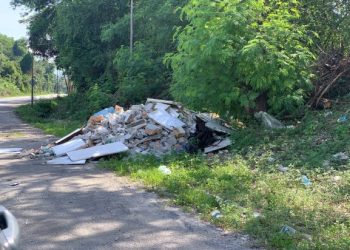 Sisa bahan buangan konkrit yang dibuang dibahu jalan mengundang bahaya terutama kepada penunggang motosikal pada waktu malam.