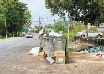 KEBANYAKAN sisa buangan yang melimpah sekali gus mengundang pencemaran bau didakwa berpunca daripada sindiket haram yang membuangnya di tapak pembuangan sampah untuk kegunaan penduduk. - UTUSAN/MOHD. HAFIZ ABD. MUTALIB