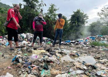 MASYARAKAT Orang Asli berdepan masalah bau sampah di kawasan tapak pembuangan sampah berhampiran jalan masuk ke Kampung Pasir Linggi, Pos Lebir, Gua Musang, Kelantan.-UTUSAN/AIMUNI TUAN LAH