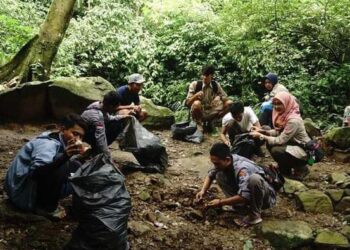 PENDUDUK mengumpul dan membersihkan seluar dalam yang banyak ditemukan di Gunung Sanggabuana. - AGENSI