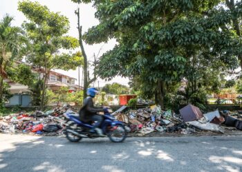 Tinjauan menyaksikan longgokan sampah sisa yang masih belum dikutip di Taman Mutiara, Meru, Klang. - UTUSAN/AFIQ RAZALI