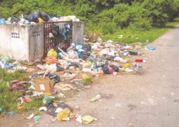 KEADAAN sampah yang tidak diangkut oleh MBKT di Mengabang Lekor,  Batu Rakit, Kuala Nerus, Terengganu semalam. – UTUSAN/PUQTRA HAIRRY ROSLI